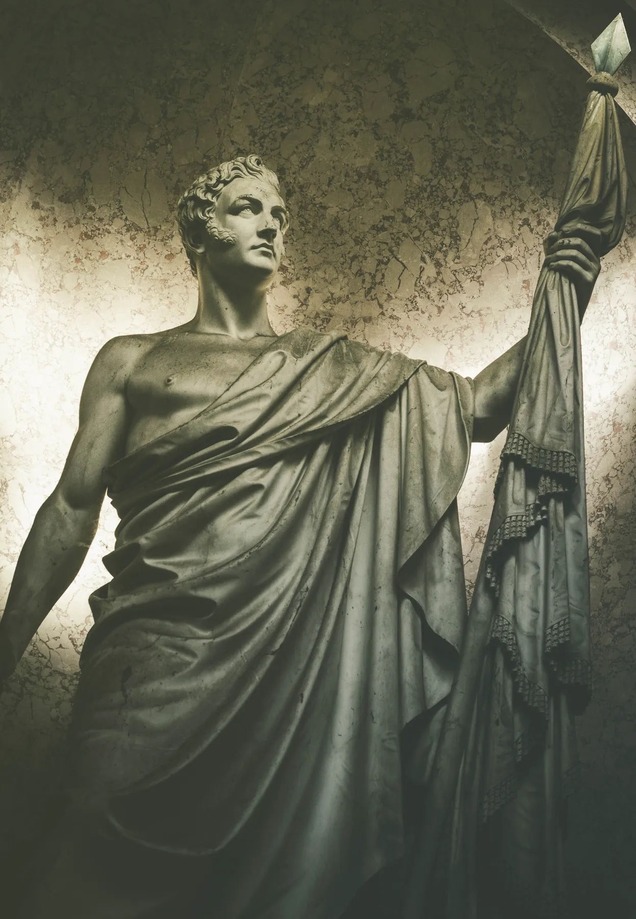Estatua clásica de una figura con lanza