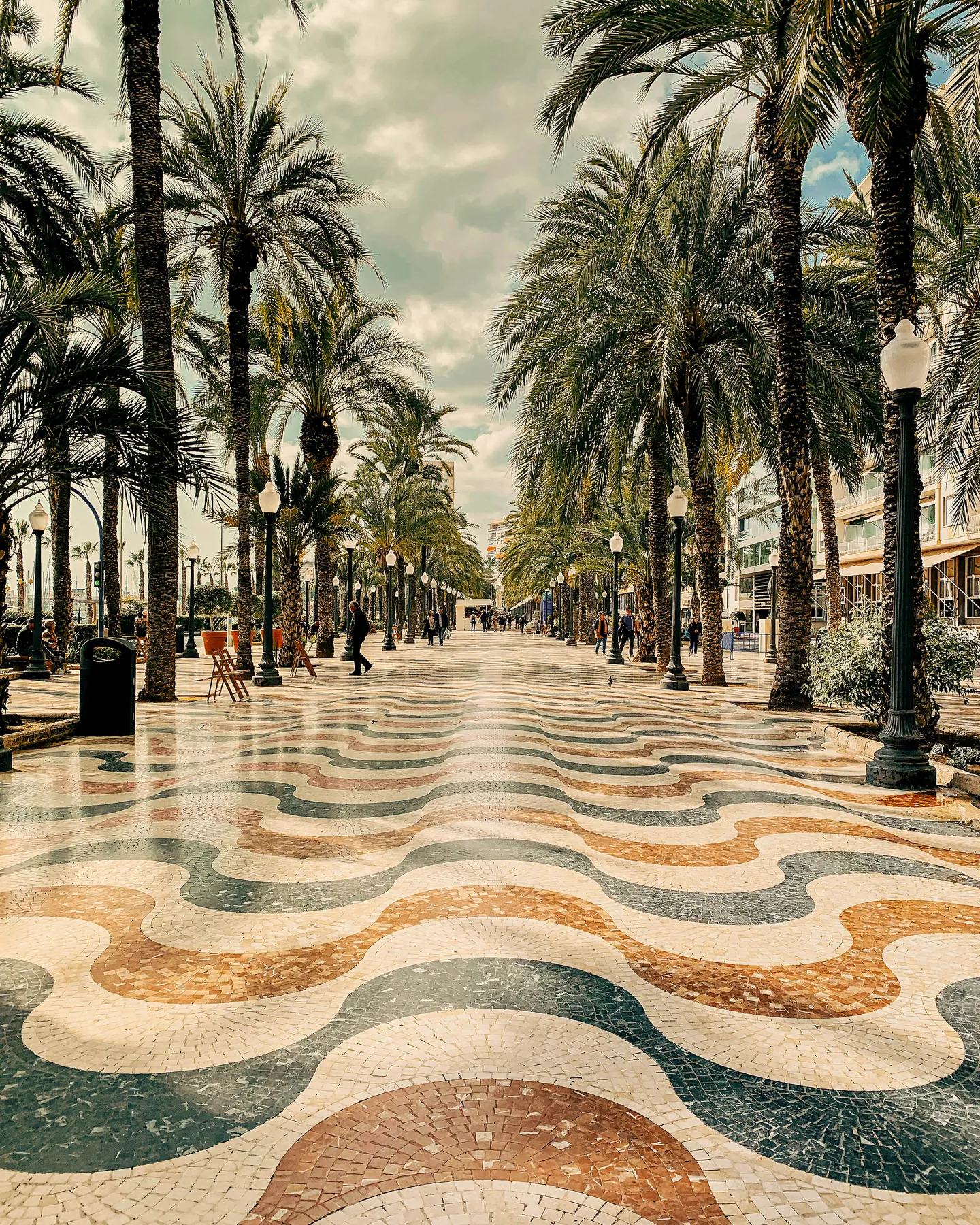 Paseo de la Explanada de España, en Alicante, con sus palmeras y su mosaico de ondas