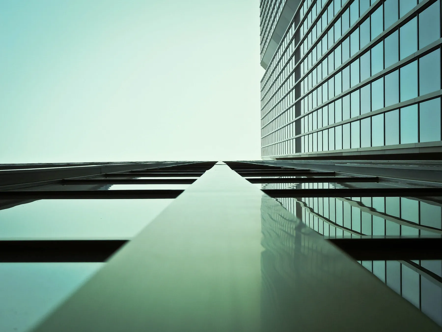 Fachada de cristal de un edificio de oficinas