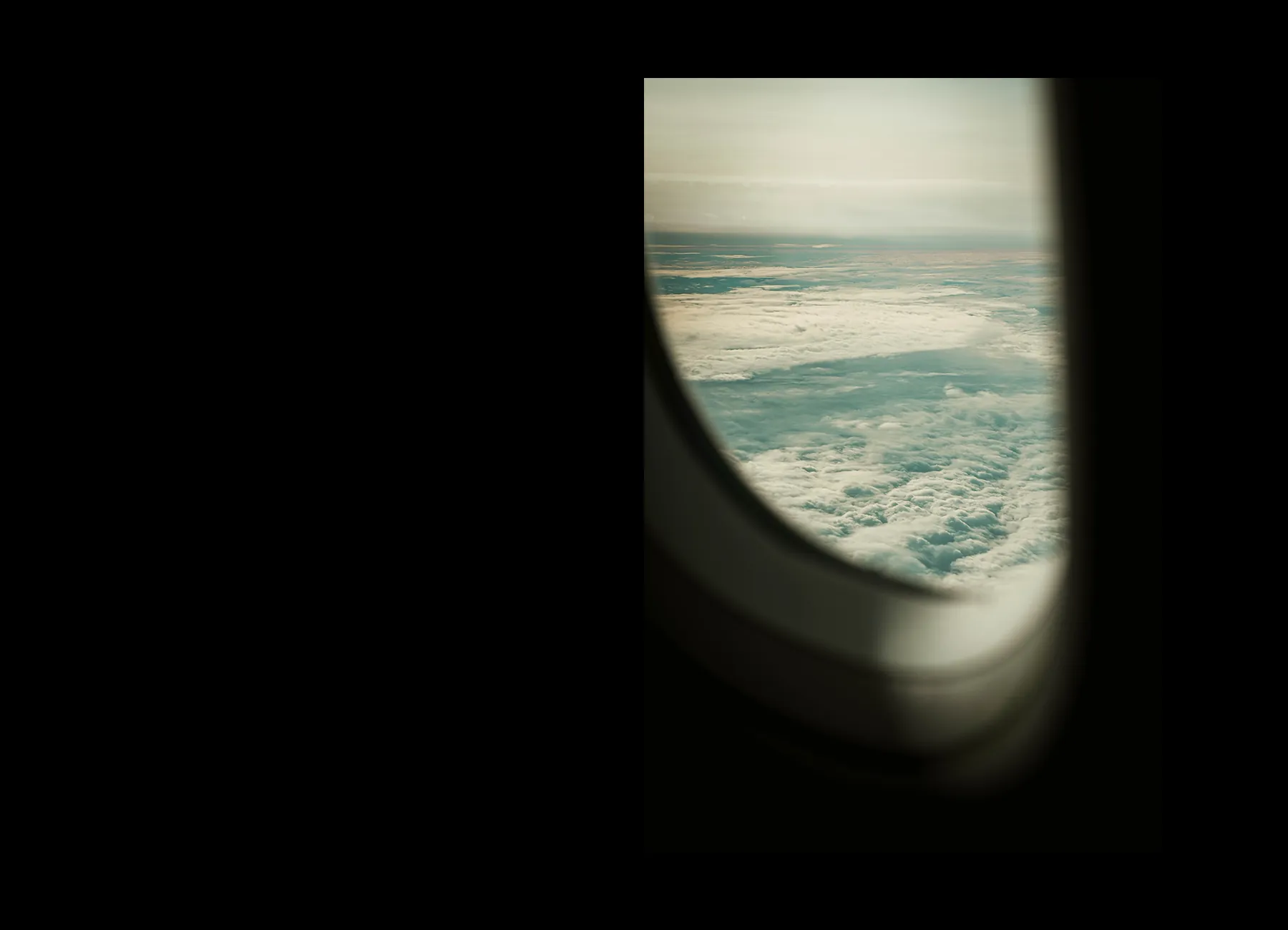 Vista del mar desde la ventanilla de un avión